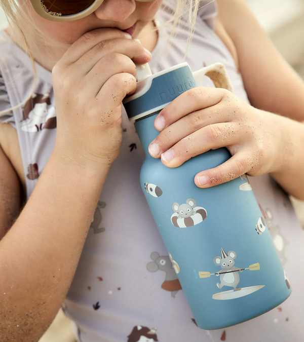 Kind drinkt uit blauwe RVS drinkfles met rietje