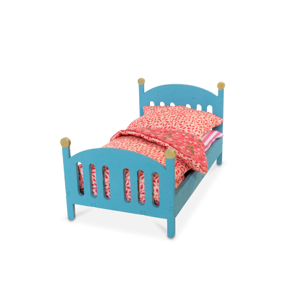 Houten bed met kleurrijk beddengoed in Muizenhuiskoffertje To Go Ella’s Balletkamer