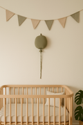 Groene hydrofiele ballon wanddecoratie van katoen in babykamer – naturel styling