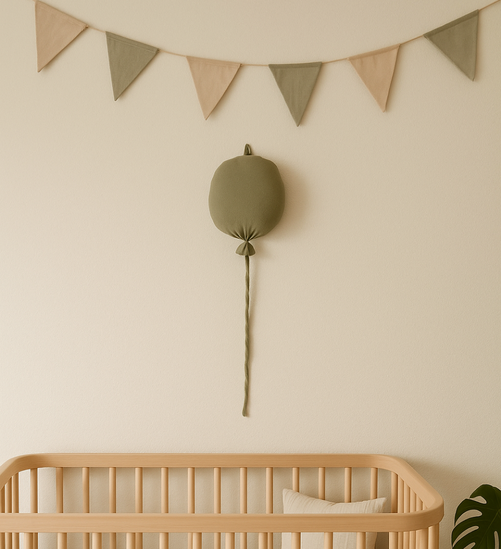 Hydrofiele ballon groen als muurdecoratie boven babybed – zachte katoenen decoratie
