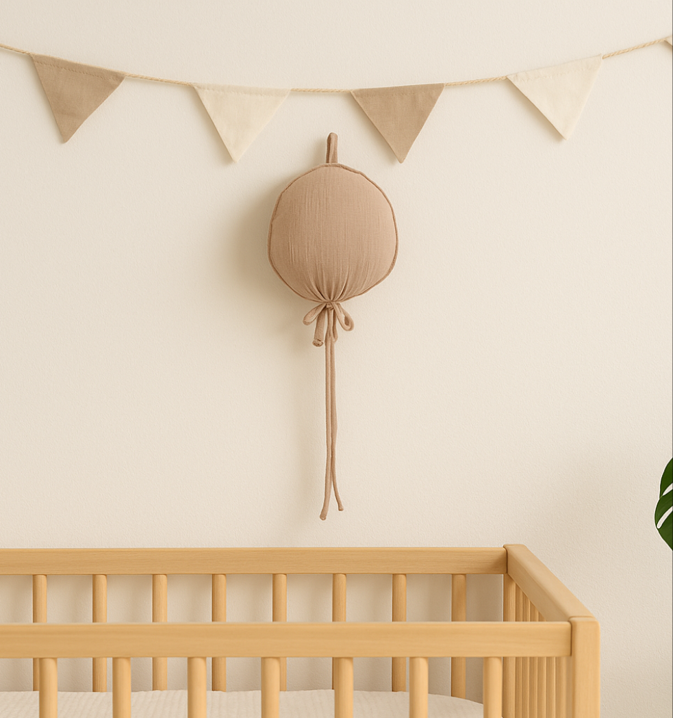 Hydrofiele ballon zand als muurdecoratie in babykamer – zachte katoenen decoratie