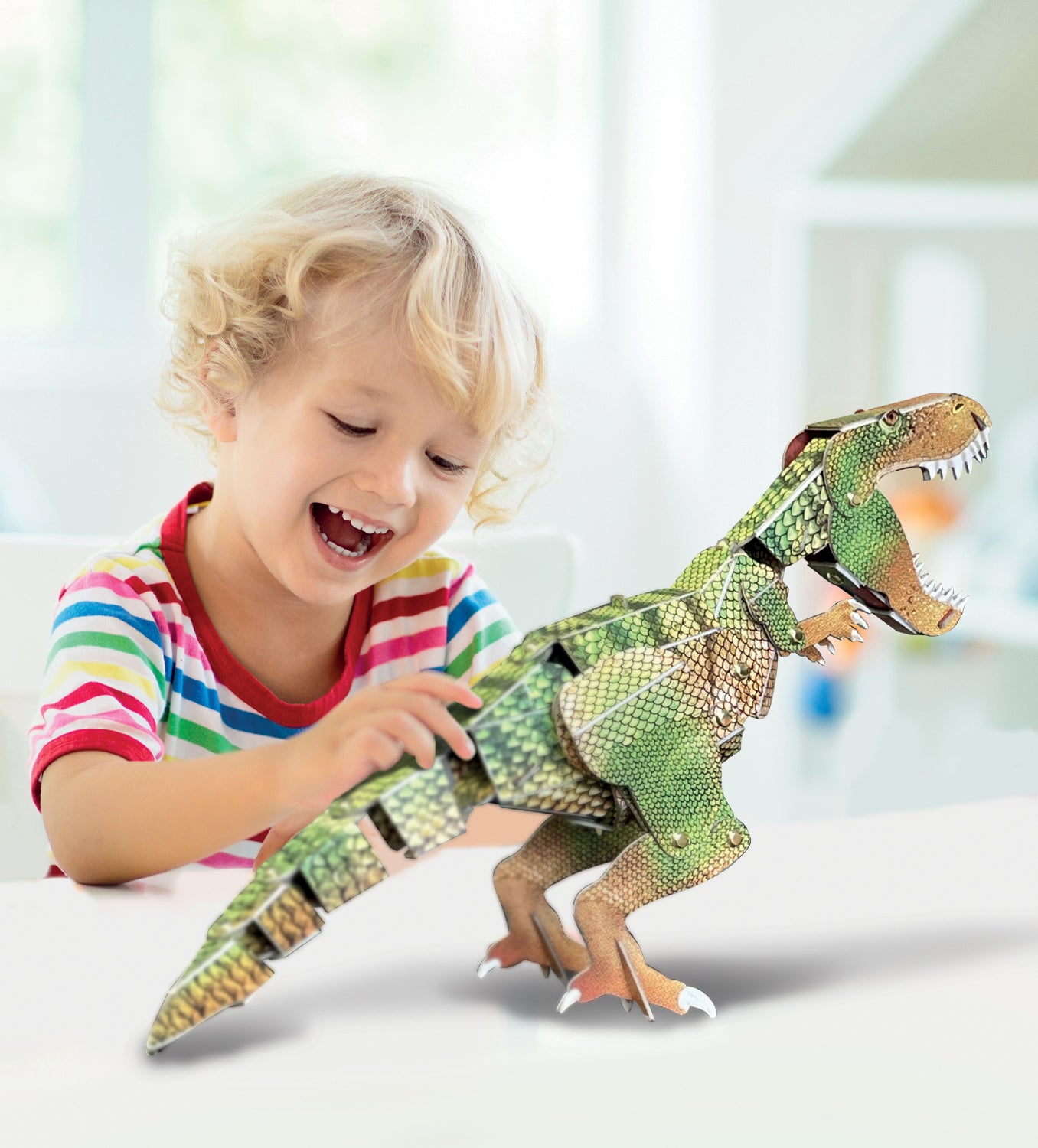 Klein kind dat speelt met een gemonteerde kartonnen T-Rex dinosaurus op tafel.