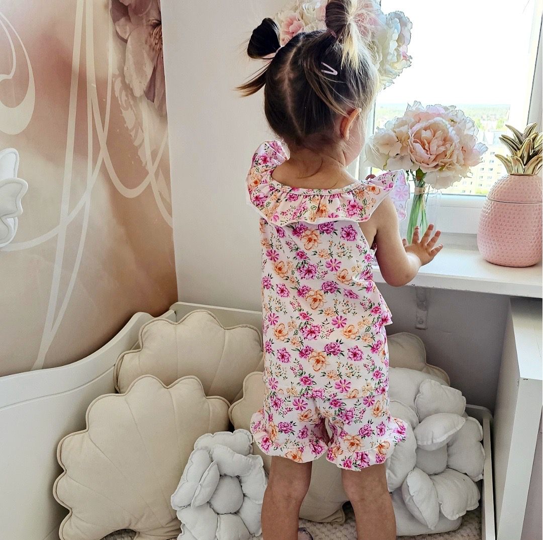 Maak kennis met onze prachtige zomer shorts met bloemenprint, exclusief ontworpen voor kinderen om het zonnige seizoen in stijl te omarmen.