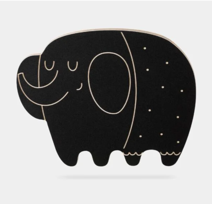 Maak Montessori geïnspireerd leren leuker met ons houten krijtbord olifant Jakob. Stimuleer creativiteit en fijne motoriek in een zintuiglijke omgeving.