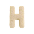 Zacht letterkussen H in wit teddy stof, decoratief kussen voor baby- en kinderkamer.