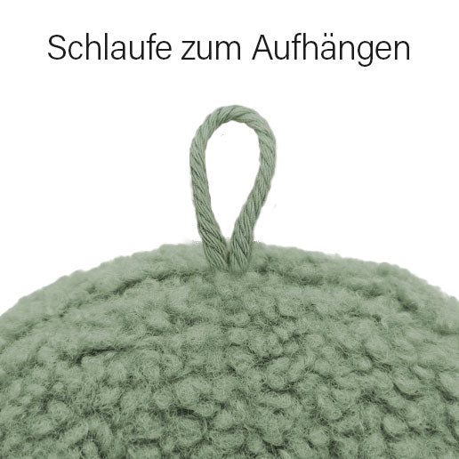 Groene teddy letterdecoratie met ophanglus, detail van lus om de letter aan de muur te hangen.