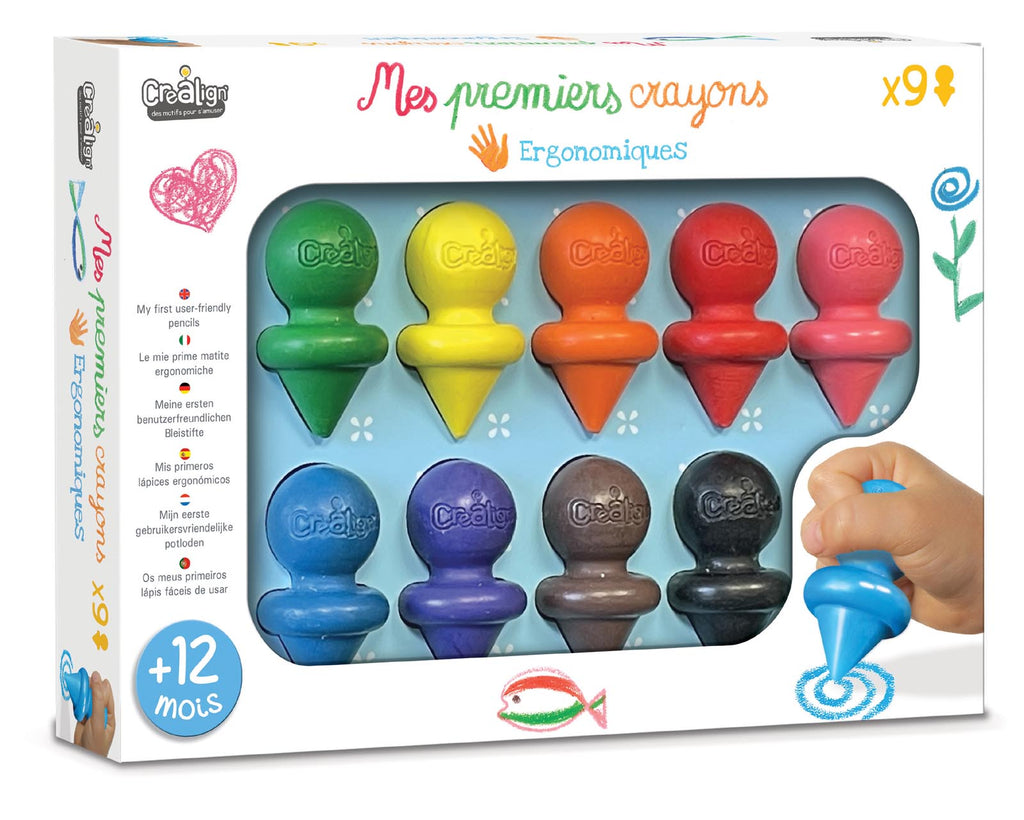 Verpakking met negen ergonomische waskrijtjes in verschillende kleuren, ontworpen voor jonge kinderen, met illustratie van een kinderhand die een krijtje vasthoudt.