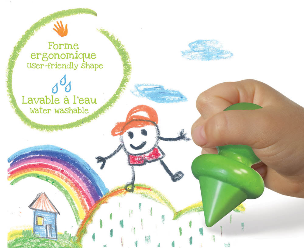 Peuterhand die een groen ergonomisch waskrijtje vasthoudt en een tekening maakt met regenboog en figuur.