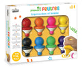 Verpakking met acht ergonomische, afwasbare viltstiften in verschillende kleuren, speciaal ontworpen voor jonge kinderen, met een hand die een gele stift vasthoudt.