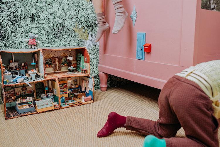 Sam & Julia muizendeurtje gemonteerd aan bed in kinderkamer – creatieve decoratie voor fantasierijk spel