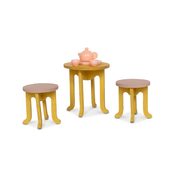 Detail van houten tafel en krukjes in Ella’s Balletkamer miniatuur speelset