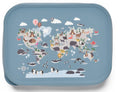 Blauwe RVS lunchbox met wereldkaart en dierenillustraties op het deksel, gezien van bovenaf.