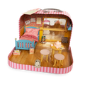 Muizenhuiskoffertje To Go Ella’s Balletkamer opengeklapt met houten meubels en accessoires in mini balletkamer