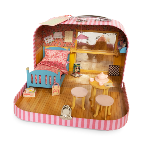Muizenhuiskoffertje To Go Ella’s Balletkamer opengeklapt met houten meubels en accessoires in mini balletkamer