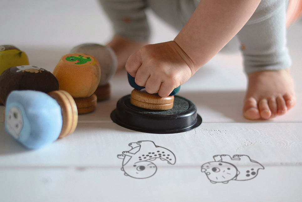 Peuter gebruikt dinosaurus stempel met uitwasbare inkt van Crealign