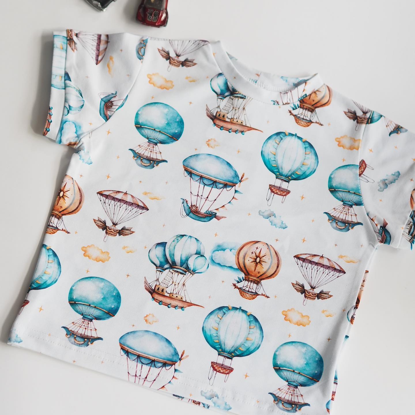 Trendy T-shirts voor jongen met fascinerende luchtballonnen! Gemaakt met stijl en comfort in het achterhoofd, perfect voor avonturiers. Wit