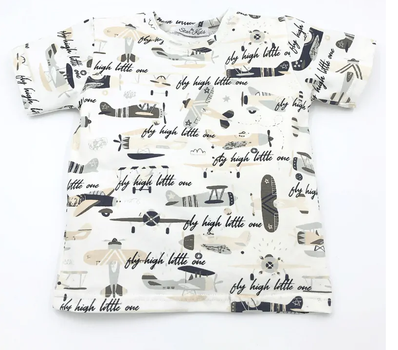 Jongens witte T-shirt met vliegtuigprint gefotografeerd op witte achtergrond.