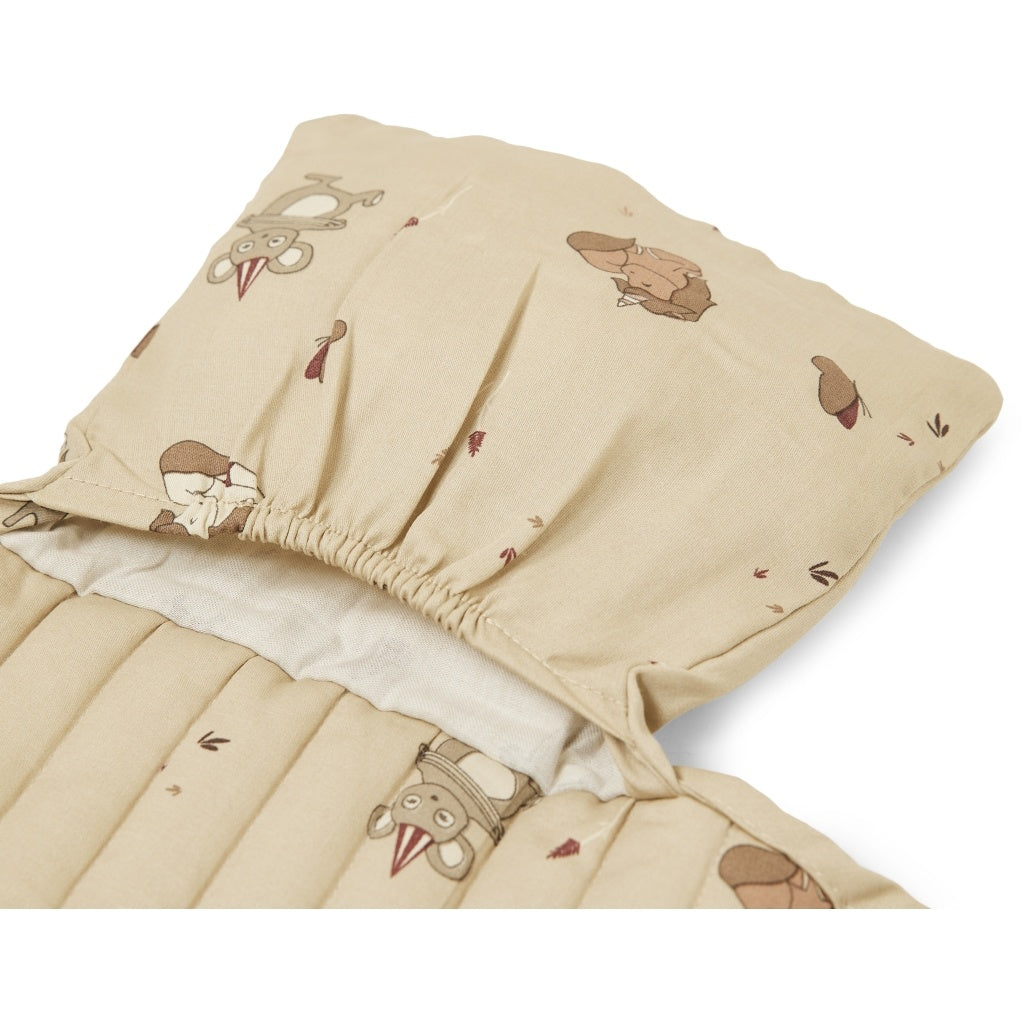 Detail van zachte, gevoerde verschoonmat voor baby’s met elastiek en comfortabele vulling. Zakje aan de kant voor pampers of natte doekjes