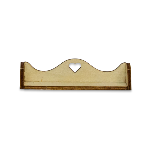 Wandplank met hartdetail en accessoires in draagbaar muizenhuis koffertje