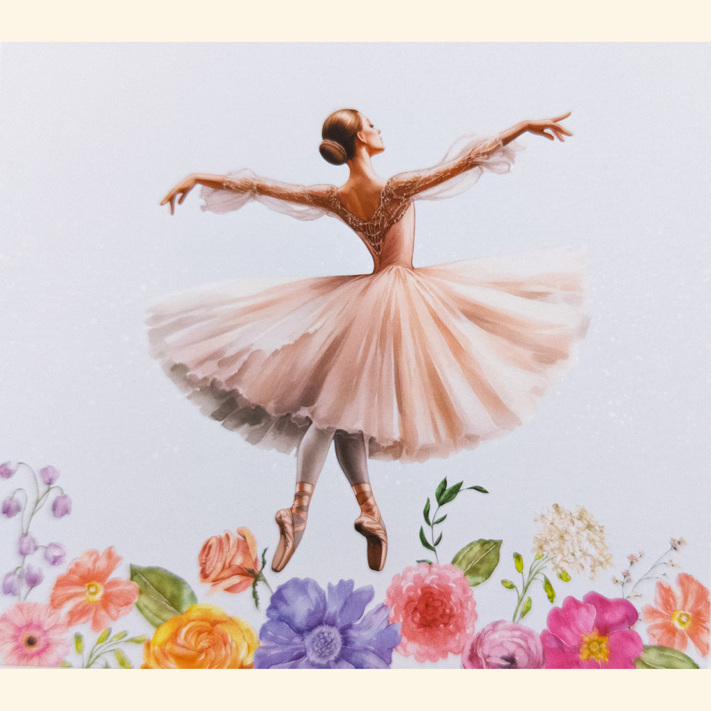 Illustratie van een ballerina in roze tutu met uitgestrekte armen boven bloemen.