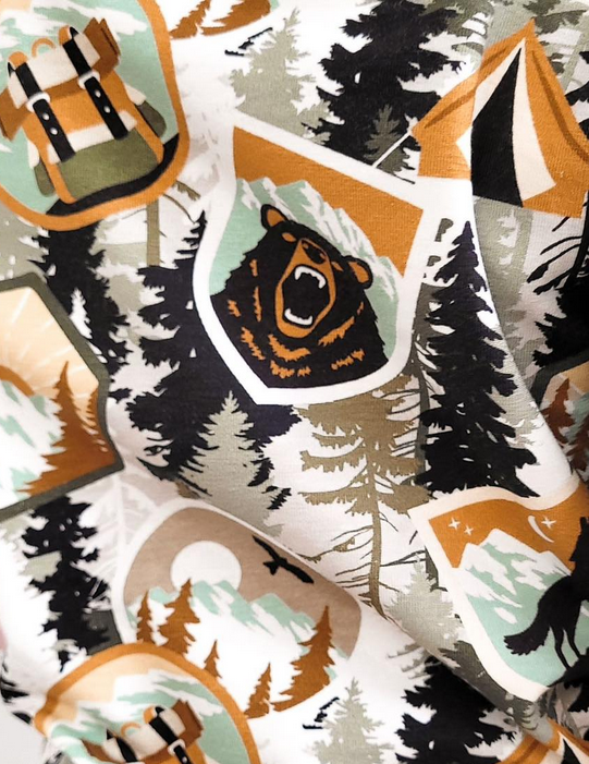 Detail van outdoor print op jongens T-shirt met bos- en dierenmotieven.