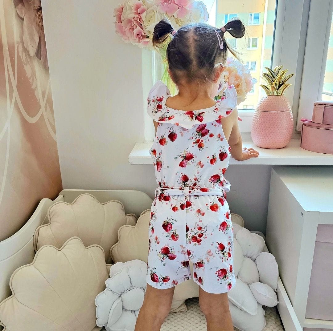 Achterkant van korte witte broek met aardbeien op een model