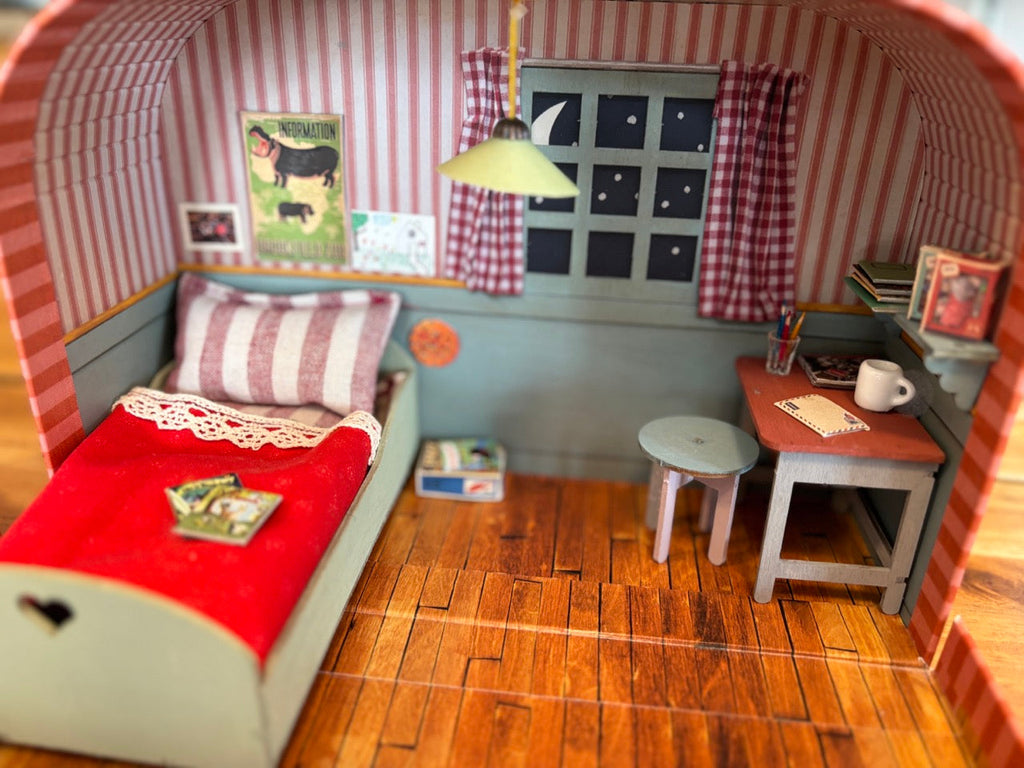 Close-up van Mouse Mansion To Go slaapkamer met houten vloer, speelgoed en mini accessoires voor fantasierijk rollenspel