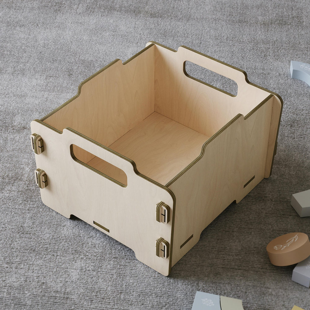 Scandinavische houten opbergmand voor kinderkamer op tapijt