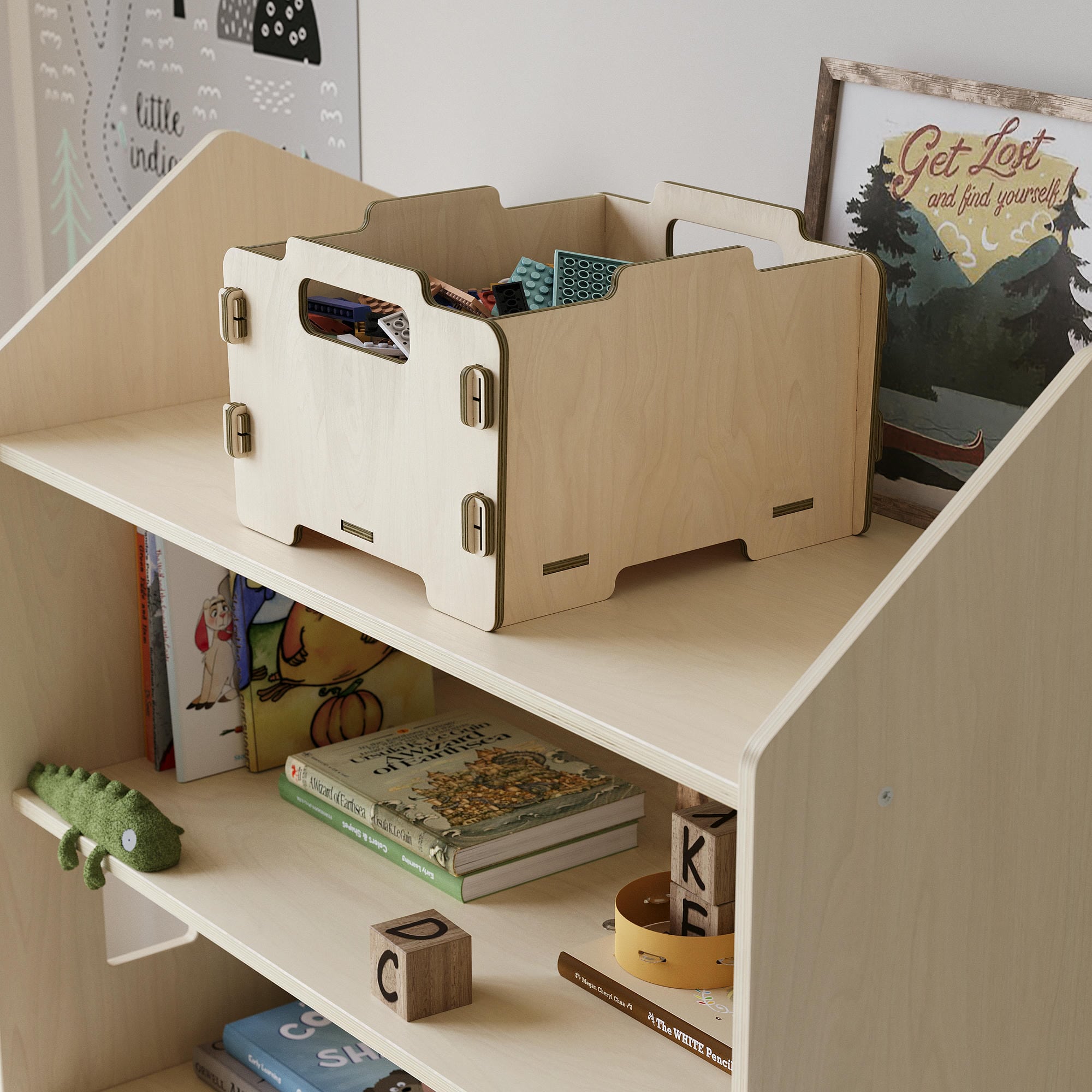 Houten opbergbox gevuld met speelgoed op houten kinderrek