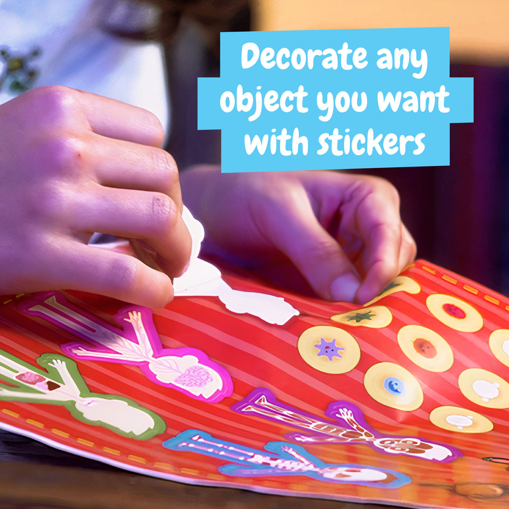 Kind versiert activiteit uit de Science4you Menselijk Lichaam experimenteerset met stickers