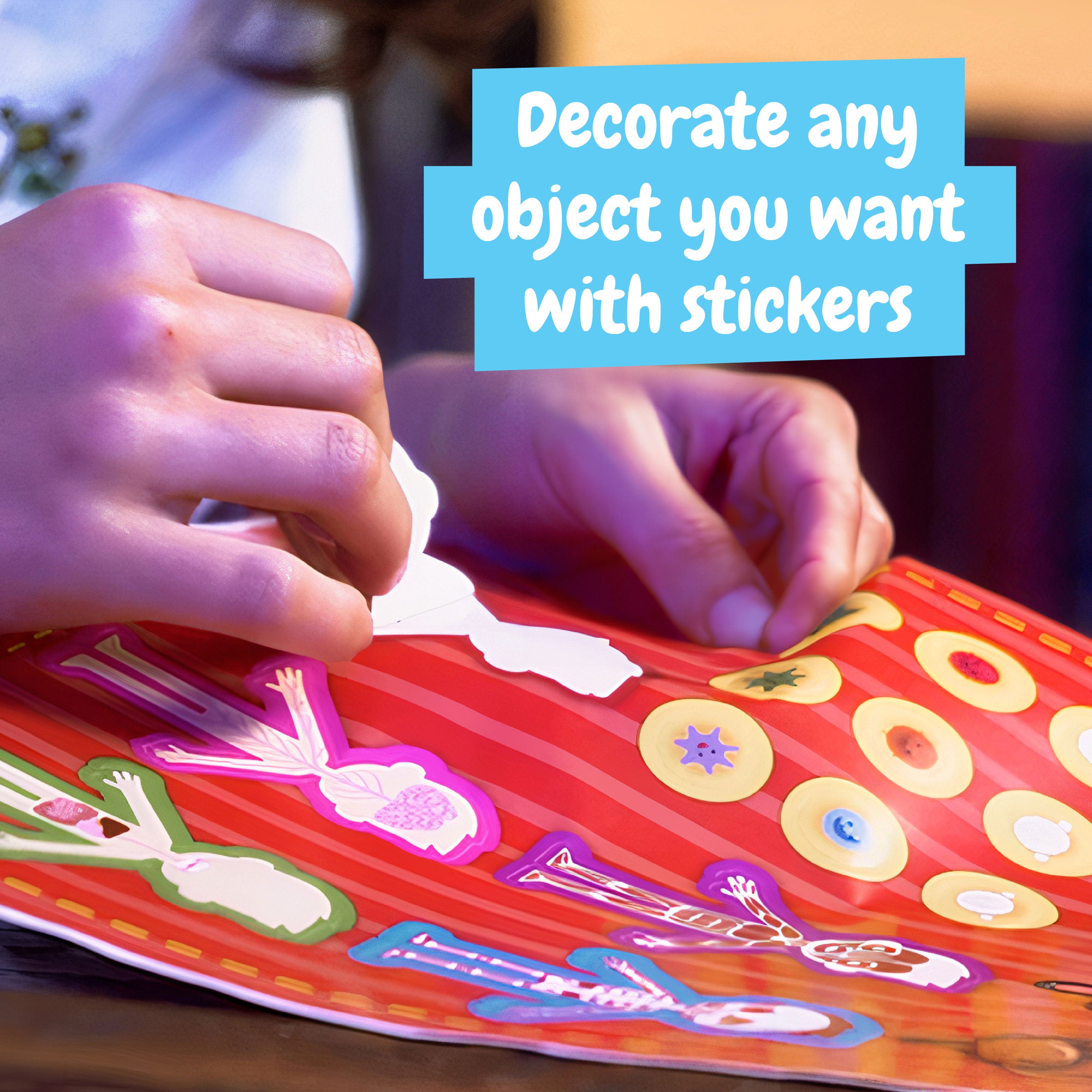 Kind versiert activiteit uit de Science4you Menselijk Lichaam experimenteerset met stickers