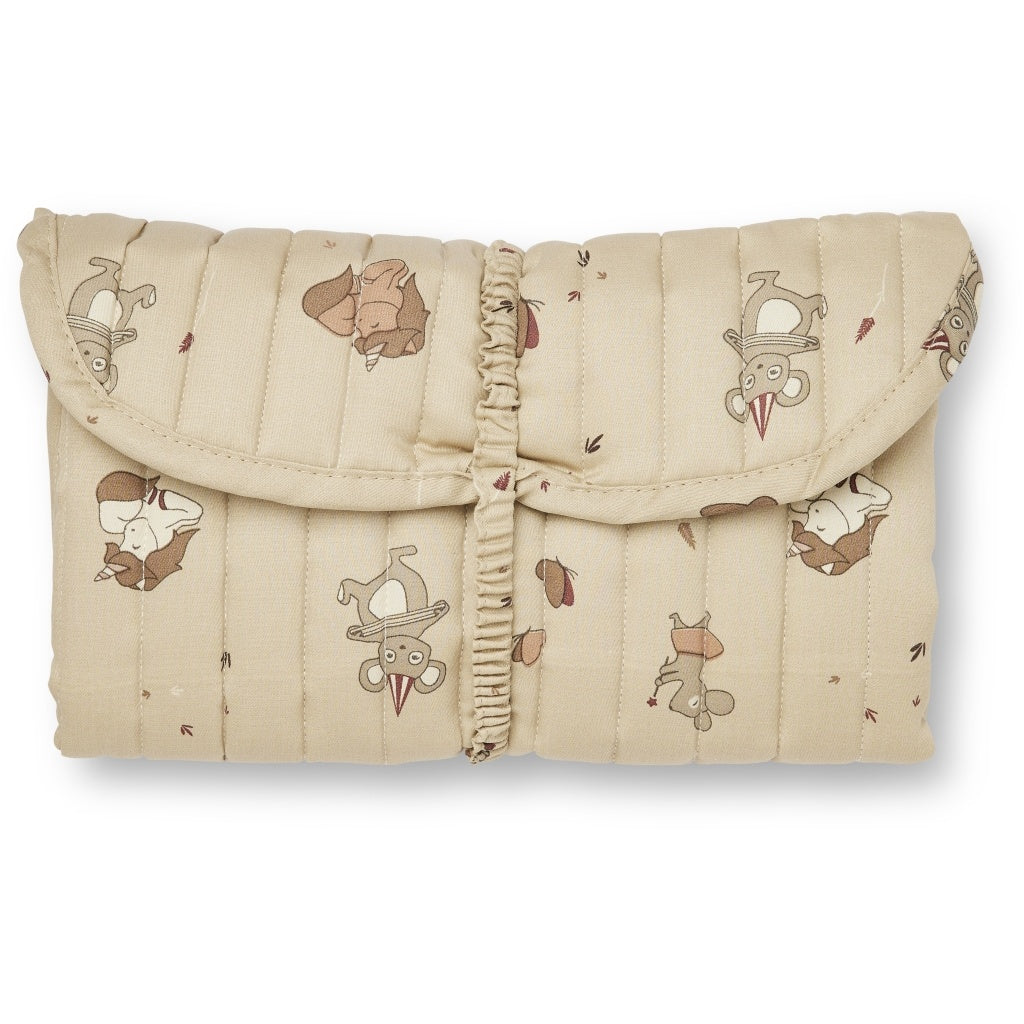 Gewatteerde verschoonmat in beige met speelse unicornprint, opgevouwen met elastische sluiting.